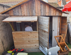Photo de galerie - Création d'une cabane pour enfants à base de matériaux recyclé. 