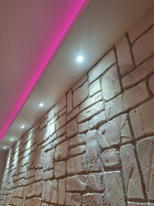 Photo de galerie - Création mur en pierre plafond décaissé avec ruban led