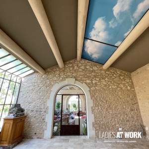 Photo de galerie - Mise en peinture du plafond et pose de papier peint panoramique. 