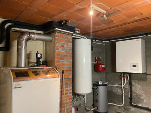 Photo de galerie - Installation de pompe à chaleur combinée avec une chaudière 