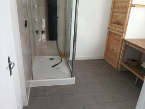 Photo de galerie - Rénovation salle de bain .
pose sol carrelage changement bac de douche et cabine 