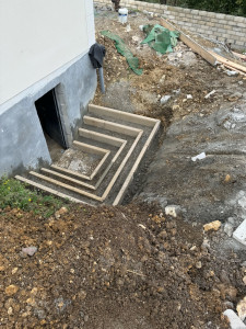 Photo de galerie - Préparation des escaliers avec pose de bordures extérieur 