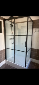 Photo de galerie - Posé cabine de douche élégante industrielle