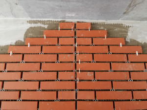 Photo de galerie - Habillage d'un mur avec de la plaquette 
