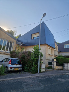 Photo de galerie - Bardage isolant en tôle aspect lisse gris anthracite.