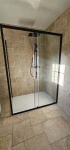 Photo de galerie - Pose carrelage multiformat avec son étanchéité sous carrelage, pose baca douche, colonne de douche et cabine de douche 140x90