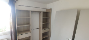 Photo de galerie - Ajustement d'un dressing. j'ai effectué une découpe des barres et de la planche transversale, maintenant il rentre dans un espace plus petit de 180cm. 