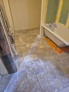 Photo de galerie - Pose d'un travertin 4 format sol de salle de bain 