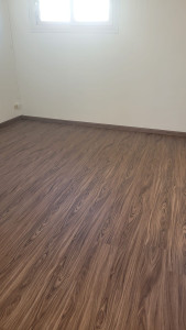 Photo de galerie - Pose de parquet avec plinthe dans une salle a manger 
