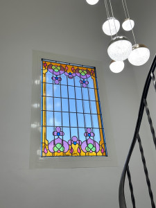 Photo de galerie - Châssis fixe alu avec vitrail artisanal 