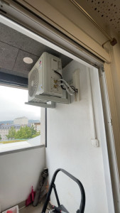 Photo de galerie - Pose d’une climatisation monosplite. Tirage de câble jusqu’au tableau avec câblage. Test avant et après mise en service. Remise d’un certificat d’étanchéité et mise en service. Explication à l’utilisateur. 