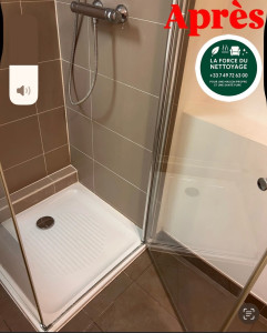 Photo de galerie - ✨ Après l’intervention de La Force du Nettoyage : cabine impeccable, vitre brillante, receveur désinfecté. Résultat 100 % propre grâce au nettoyage vapeur. 