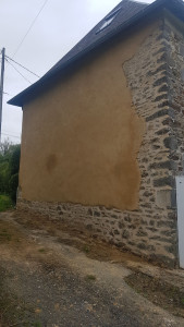 Photo de galerie - Rénovation mur en bauge et enduit terre de finition