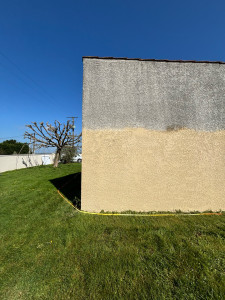Photo de galerie - Application d’un produit anti mousse sur façade