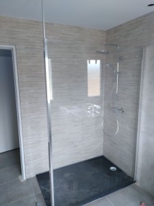 Photo de galerie - Pose d'une douche à l'italienne avec sa colonne de douche et sa paroi 
plus la faïence 