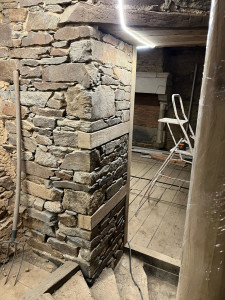 Photo de galerie - Rénovation d’un mur en pierre sèche avec tableau en bois