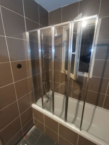 Photo de galerie - Installation d'un pare baignoire pliant 