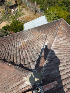 Photo de galerie - Remise en place des tuiles et tuiles de coupe au niveau des arrêtiez avec les reprise ciment