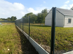 Photo de galerie - Clôture rigide avec soubassement béton 