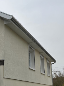 Photo de galerie - Habillage de bandeau dégoût bois par bandeau  PVC y compris lambris pvc avec gouttière neuve zinc  