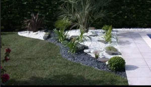 Photo de galerie - Ajout du gazon synthétique + Décoration avec des cailloux + plantation   