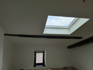 Photo de galerie - Finition peinture sur murs , plafonds et poutre en bois , travail réalisé sans scotch pour une meilleure qualité de travail et un esthétique proche du réel, idéal pour gardé le charme des bois peints 