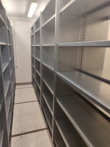 Photo de galerie - Je venais de monter et nettoyer des racks de rangement dans un local archive. 