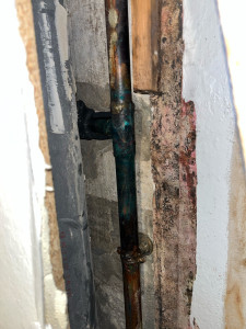 Photo de galerie - Fuite localisé derrière caisson en bois 