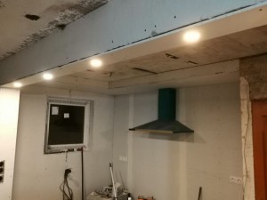 Photo de galerie - Isolation d'une cuisine avec un faux plafond avec des spots dans une maison en rénovation 