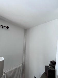 Photo de galerie - Suite a une infiltration d’eau- enduit + peinture sur mur et plafond 