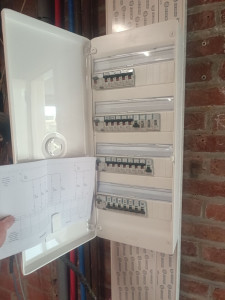 Photo de galerie - Installation de tableau Legrand pour réhabilitation électrique 
