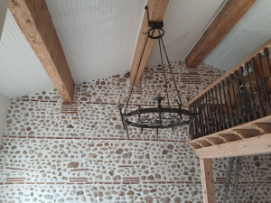 Photo de galerie - Bonjour, 
réalisation des joints blanc du mur ainsi que la  peinture en blanc du plafond en bois plus ponçage des poutres d'origine 