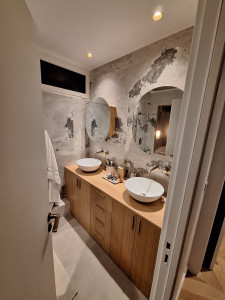 Photo de galerie - Création salle de bains pose carrelage création meuble sur mesure avec porte est tiroir facade en chêne 