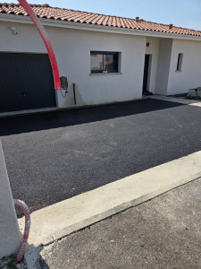 Photo de galerie - Réalisation seuil portail,  réalisation cour en enrobé 