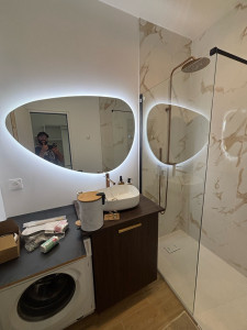Photo de galerie - Pose miroir, meuble, parois de douche, bac à douche et ainsi que toute la plomberie refait à neuf