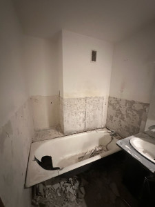 Photo de galerie - Renivation d’une salle de bain. toutes les étapes de la rénovation avec les photos et les avance sur WhatsApp. Vous pouvez le contacter directement sur le numéro.0758636938