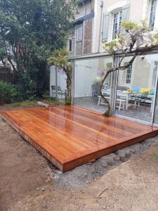 Photo de galerie - Terrasse en camaru (Bois exotique) posé sur longrine.
Avant la réalisation du gazon.
