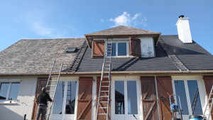 Photo de galerie - Peinture toiture plus pose de velux 