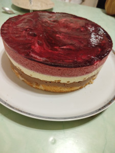 Photo de galerie - Réalisation d'un entremet biscuit amande, croquant pralinoise et chocolat blanc, mousse chocolat blanc, mousse fruit rouge et gelée de fruit rouge