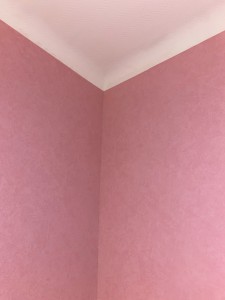 Photo de galerie - Pose papier peint, raccord toile blanche plafond 