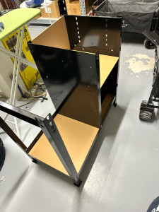 Photo de galerie - En cours de montage de 2 établis 