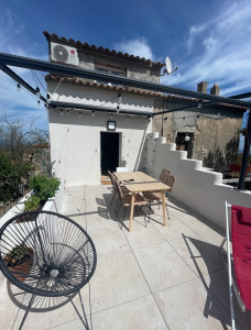 Photo de galerie - Création d'une terrasse:
- Dalles sur plot
- Jardinière
- Pergola 
- Eclairage intégré