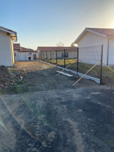 Photo de galerie - Pose clôture rigide 