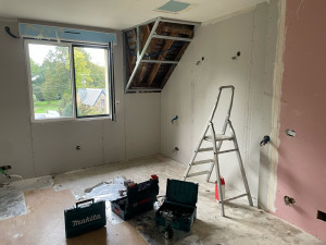 Photo de galerie - Chambre avec tête de lit. La maison a été complètement rénové par mes soins 