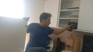 Photo de galerie - Toujours efficace dans le montage des meubles avec une précision et un niveau correct