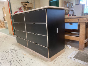 Photo de galerie - Fabrication de commode à 8 tiroirs personnalisés bois stratifié est alésée en bois massif 