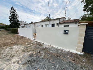 Photo de galerie - Terrassement montage de la murette avec finition en enduit gratter travaille de qualité 