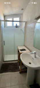 Photo de galerie - Remplacement d’une cabine de douche par un receveur de douche extra plat et installation d’une paroi de douche avec porte coulissante.