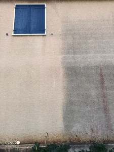 Photo de galerie - Nettoyage façade en cours
