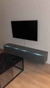 Photo de galerie - Pose meubles Tv et écran sur le mur en béton 